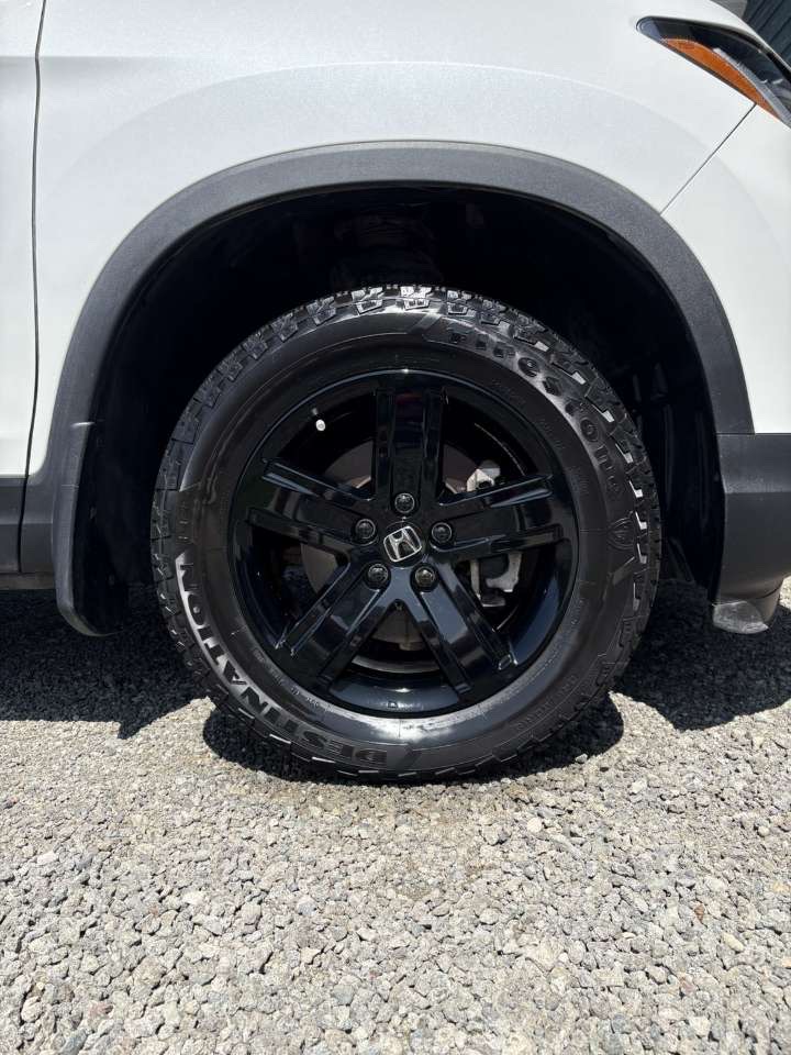 Gloss black wheel and dressed tire on a Honda Pilot